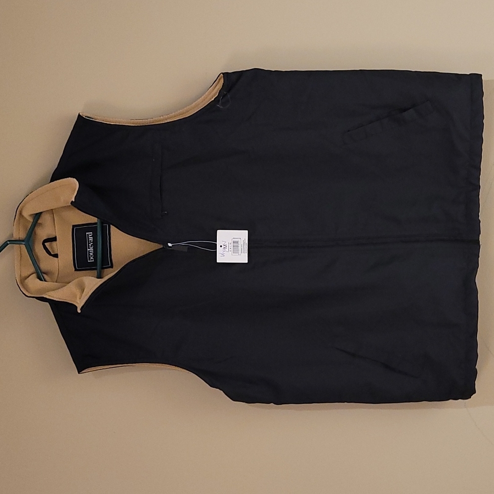 NWT Boulevard men or women softshell vest medium size